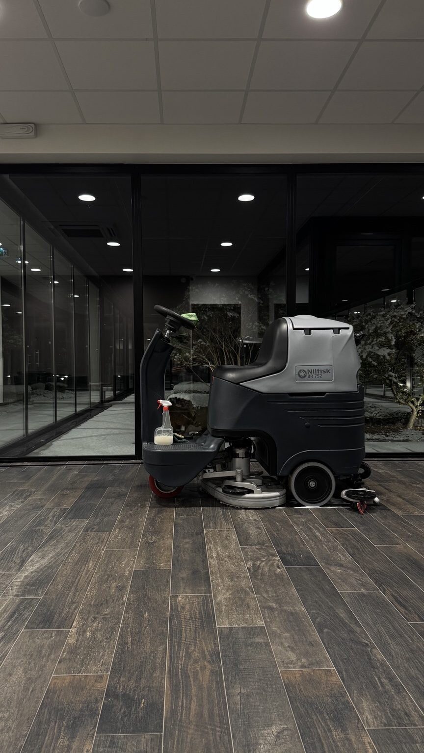 Nettoyage mécanisé des sols dans un showroom automobile à Annecy
